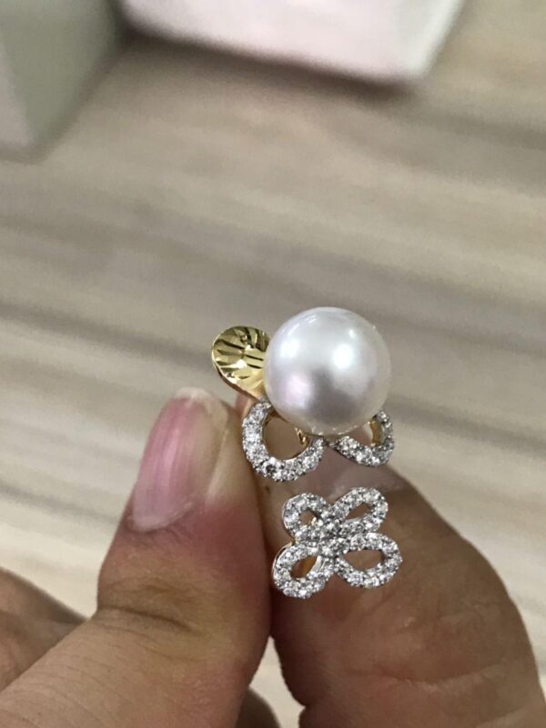Classic 16.8K gold australian south sea pearl set with diamonds 