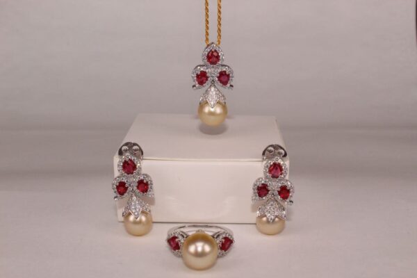 16.8k yellow set diamond 314 pcs Ruby 11 pcs Australian South Sea Pearls 4 pcs (set) 