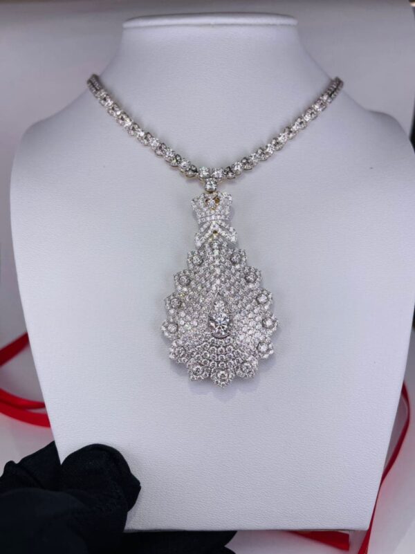 Stunning Pendant with 1.36 ct centre diamond (Total 15.12cts)